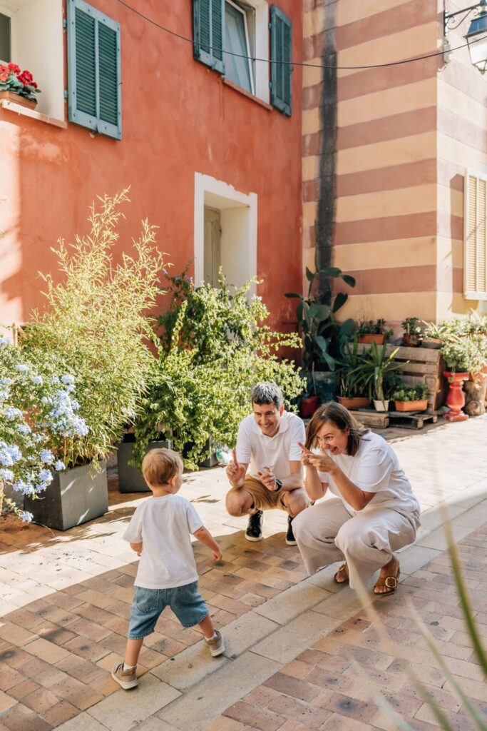 Famille avec jeune enfant dans une rue colorée de Cassis – séance photo lifestyle