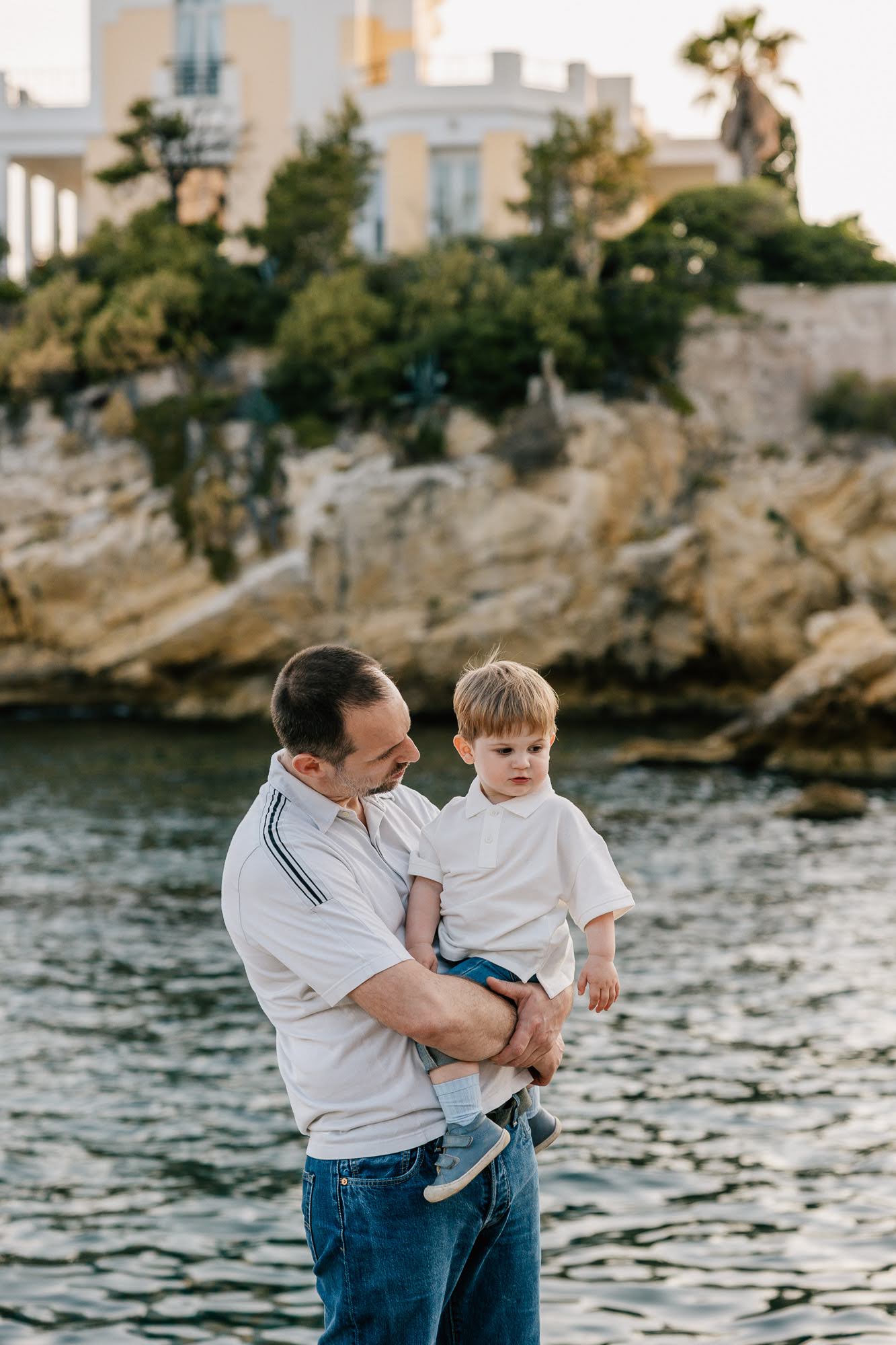 Portrait père et fils en extérieur à Malmousque, Marseille – séance photo famille