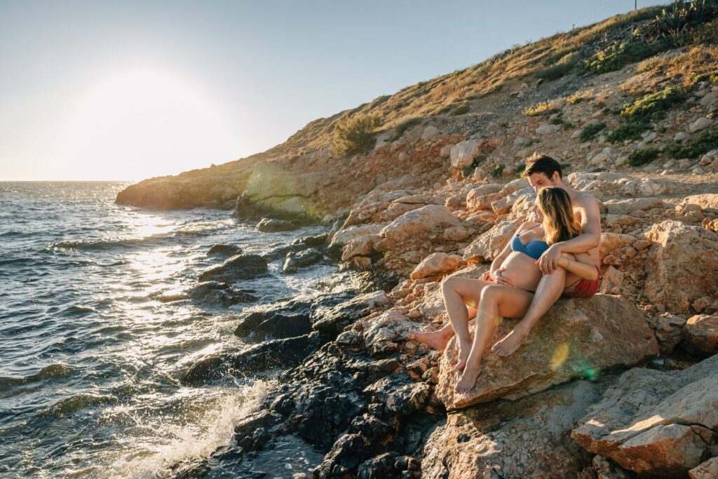 portrait de femme enceinte en bord de mer lors d’une séance photo grossesse aux Goudes à Marseille
