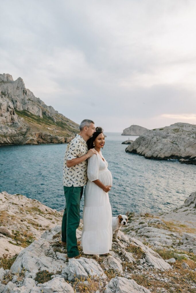 couple lors d'une séance photo grossesse aux Goudes face à la mer à Marseille