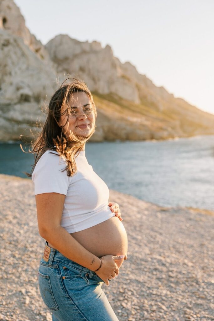 femme enceinte sur la plage des Goudes lors d'une séance photo grossesse à Marseille
