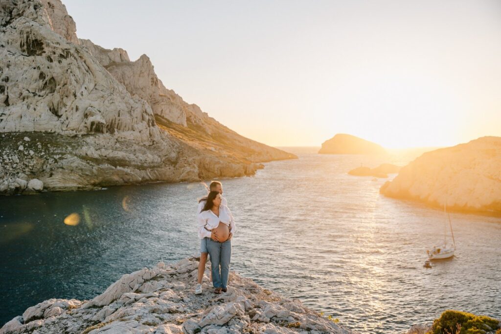 Séance photo couple aux Goudes au coucher du soleil sur la côte marseillaise