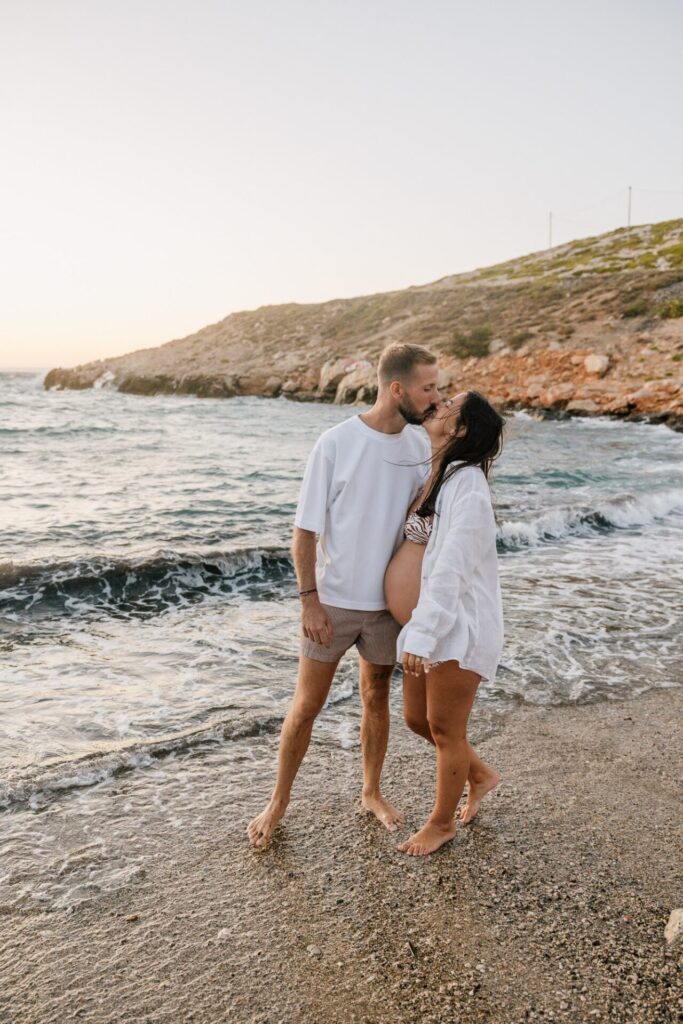 couple attendant un bébé sur la plage des Goudes pendant une séance photo grossesse
