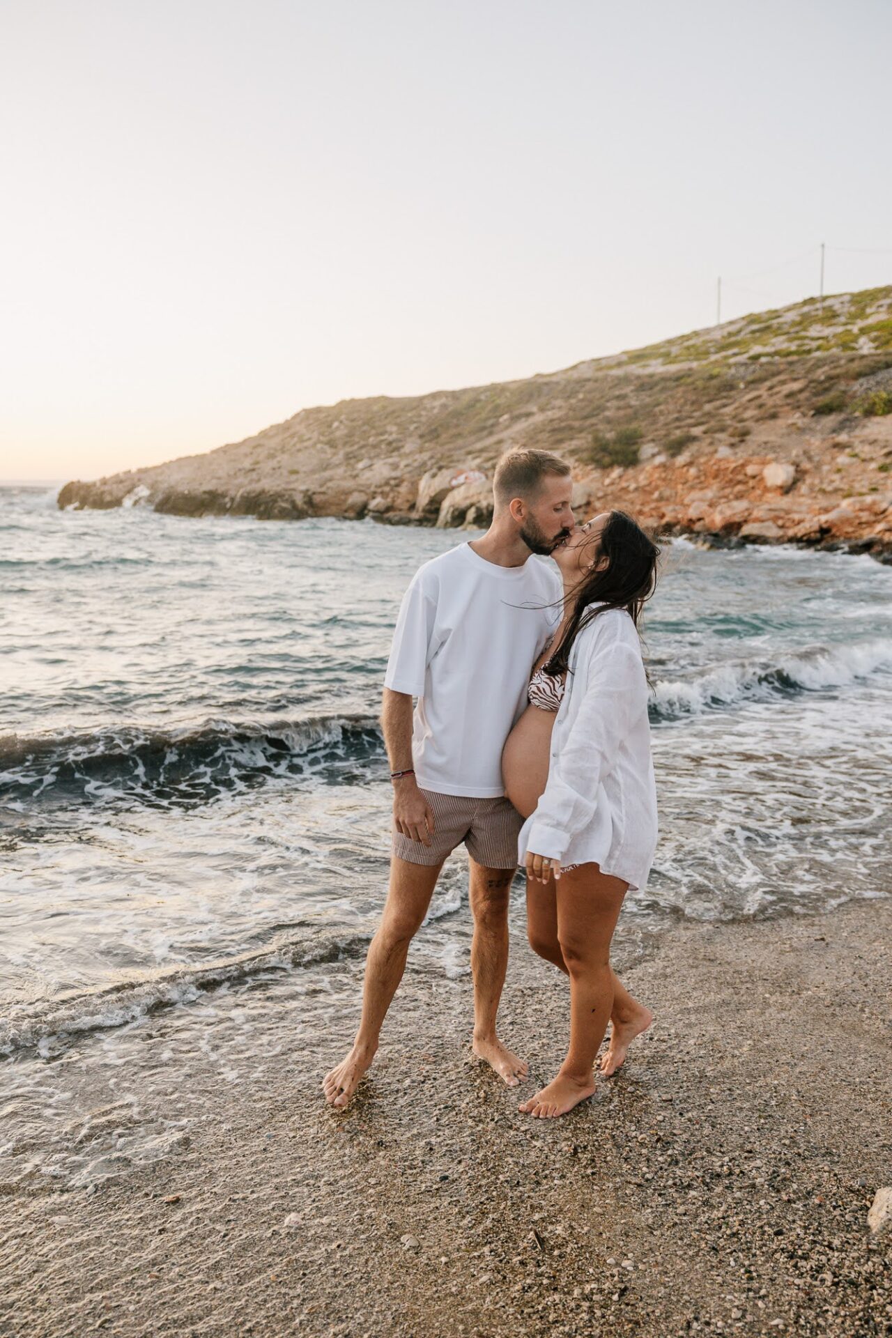 couple attendant un bébé sur la plage des Goudes pendant une séance photo grossesse