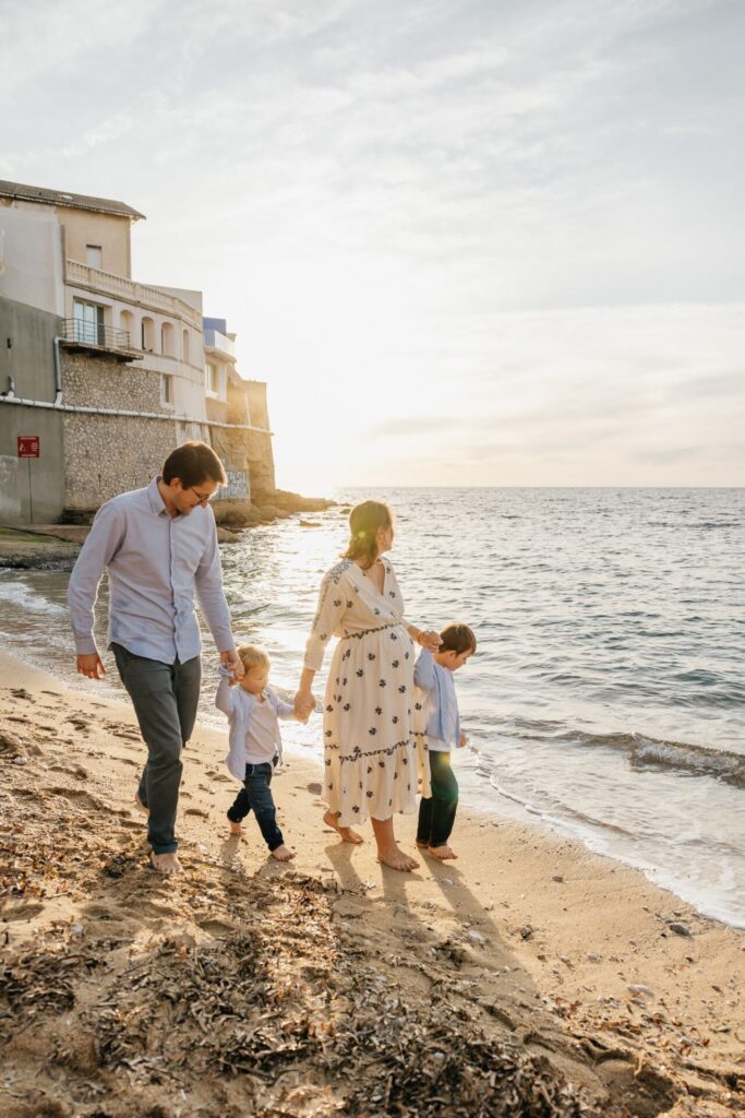 famille marchant sur la plage des Phocéens lors d’une séance photo à Marseille