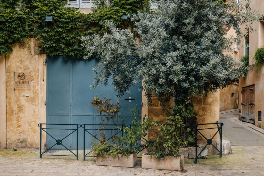 façade provençale avec volets bleus dans le centre d’Aix-en-Provence