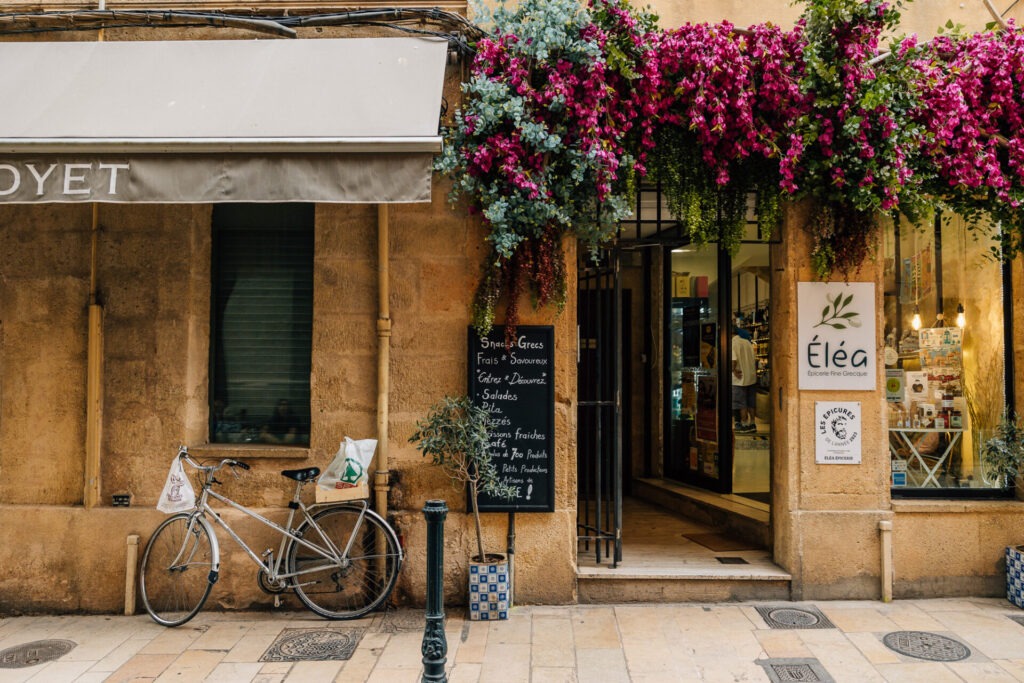 devanture de café avec fleurs dans le centre d’Aix-en-Provence