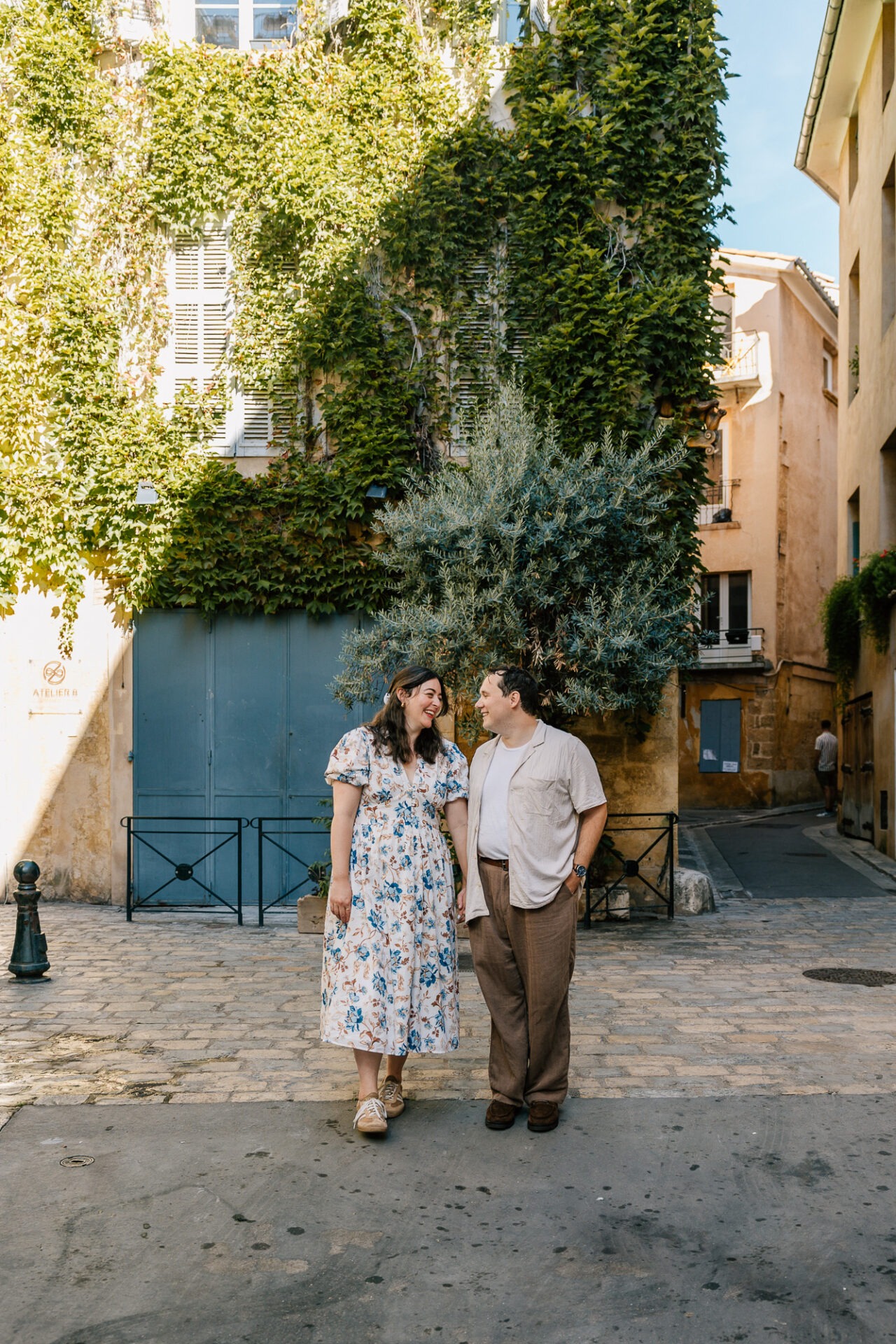 couple dans une cour avec mur végétal à aix en provence lumière douce extérieure