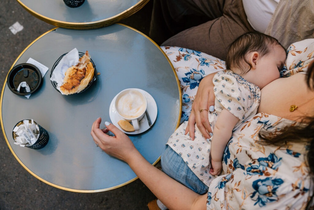 détail scène de vie enfant et café ambiance quotidienne famille aix en provence