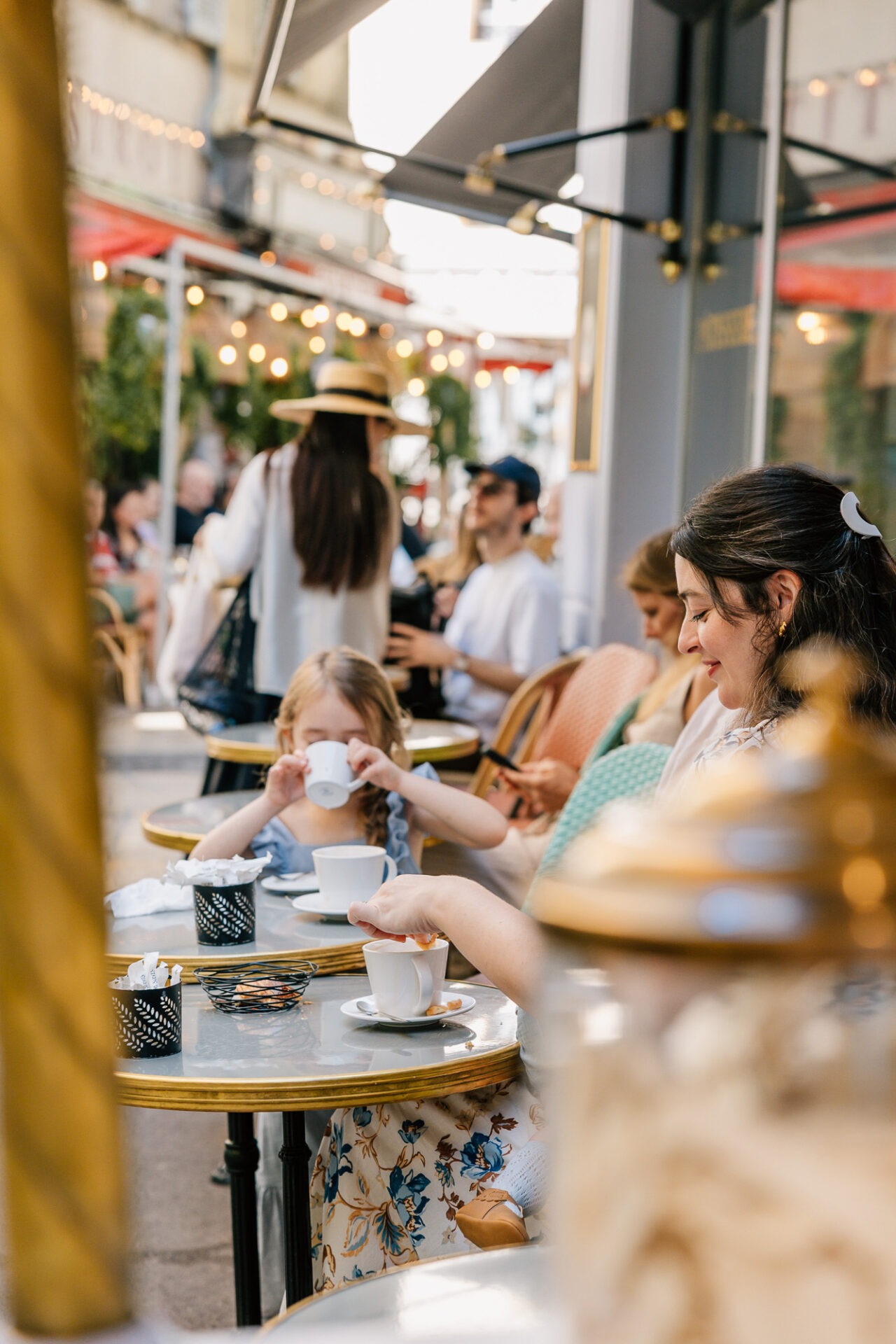 famille prenant un café en terrasse à Aix-en-Provence