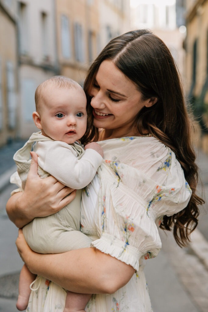 maman tenant son bébé dans les rues du centre historique d’Aix-en-Provence
