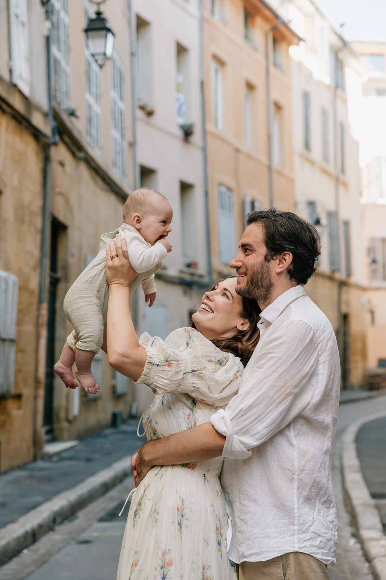 Parents avec bébé dans une rue d’Aix-en-Provence – séance photo famille en ville