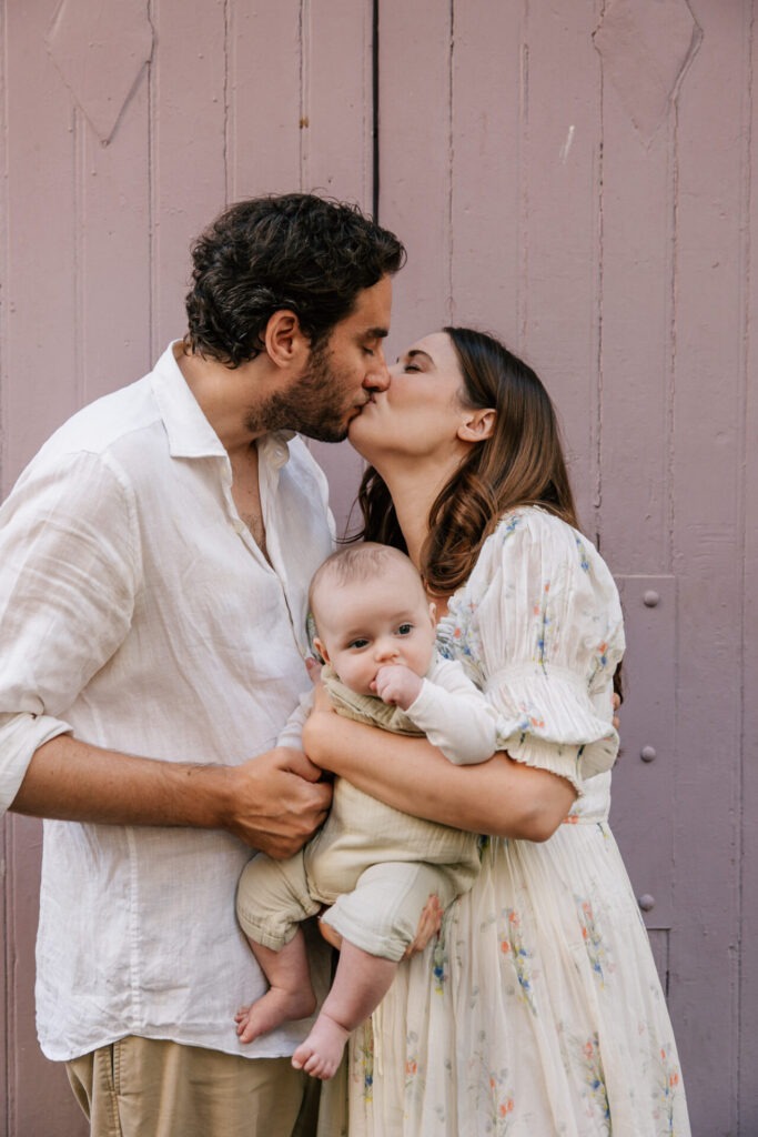parents s’embrassant avec leur bébé dans les bras à Aix-en-Provence