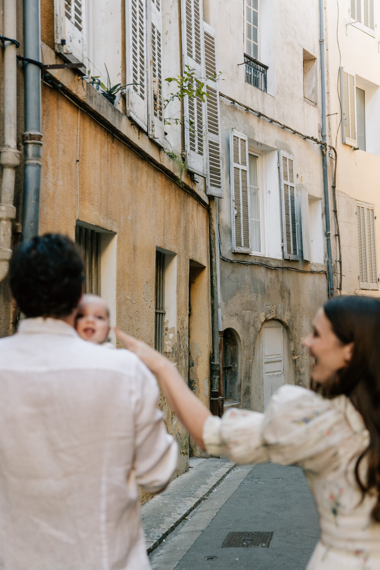 parents jouant avec leur enfant dans une rue d’aix en provence séance photo famille extérieur