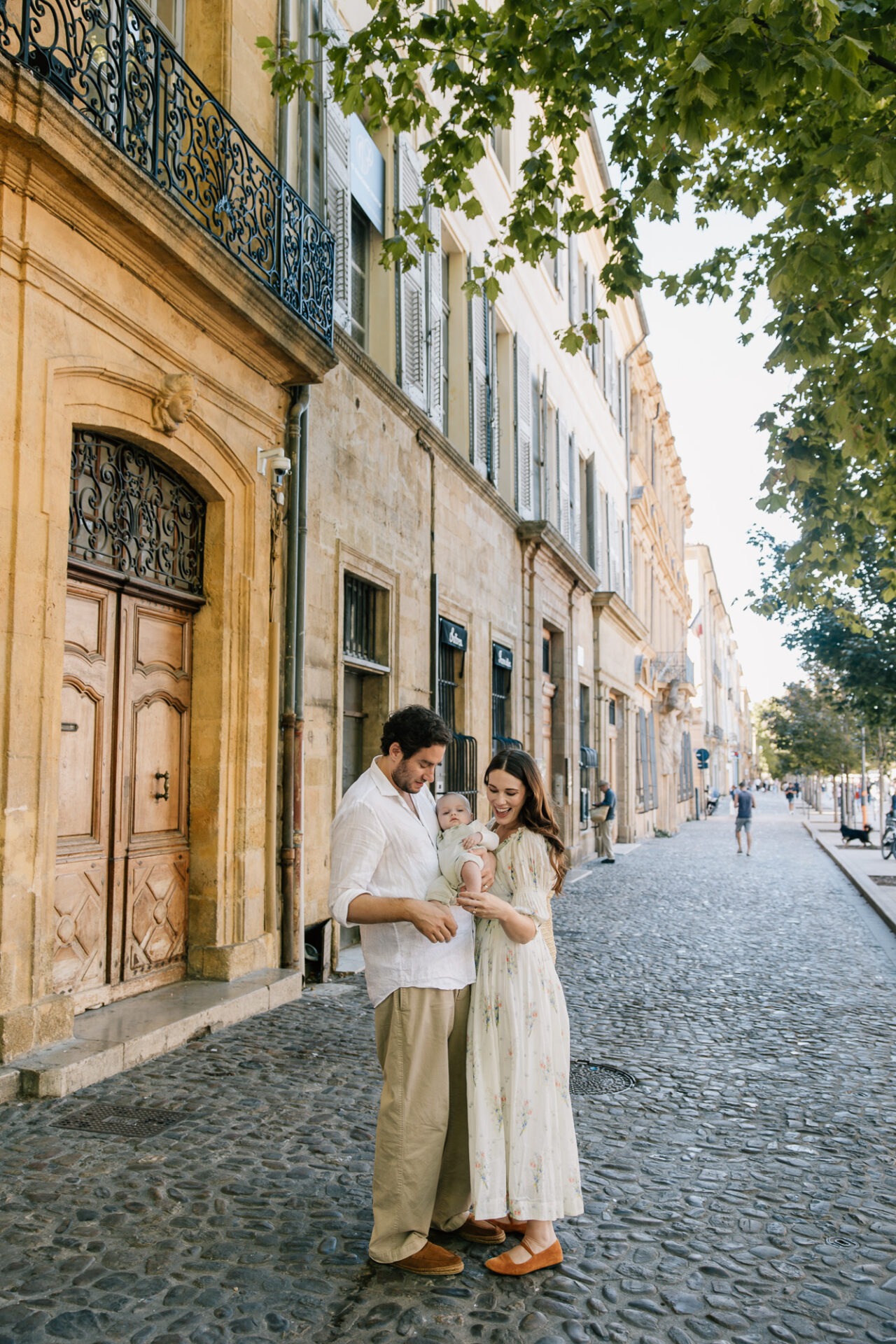 couple dans une rue pavée d’aix en provence façade ancienne et lumière naturelle