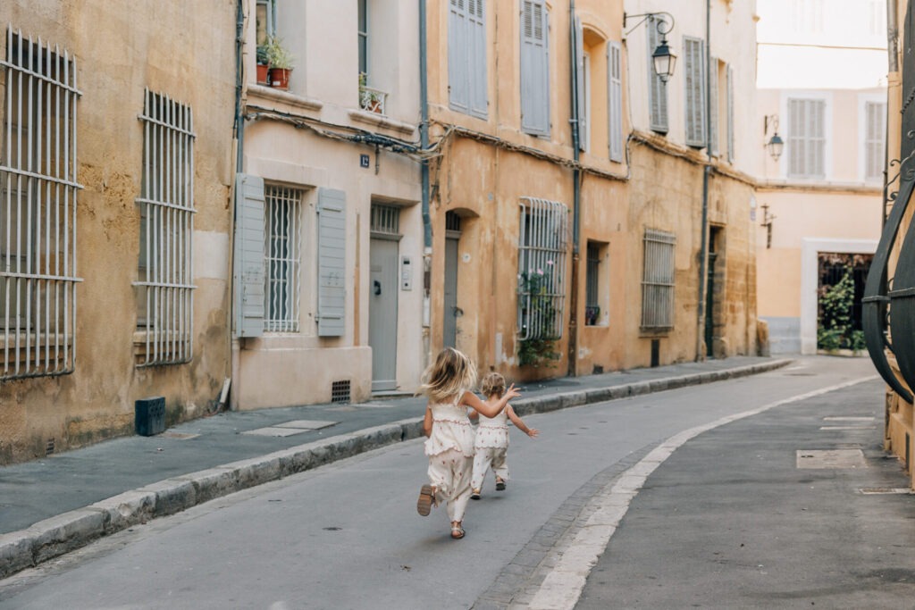 deux petites filles courant dans une ruelle d’Aix-en-Provence