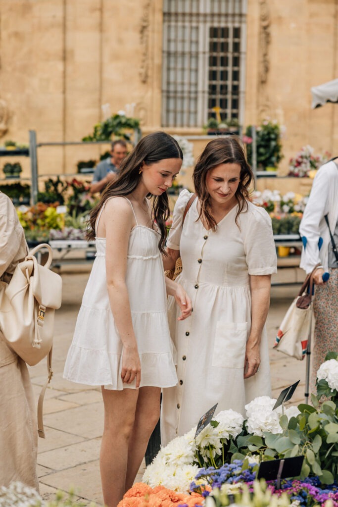 mère et fille regardant les fleurs sur un marché à Aix-en-Provence
