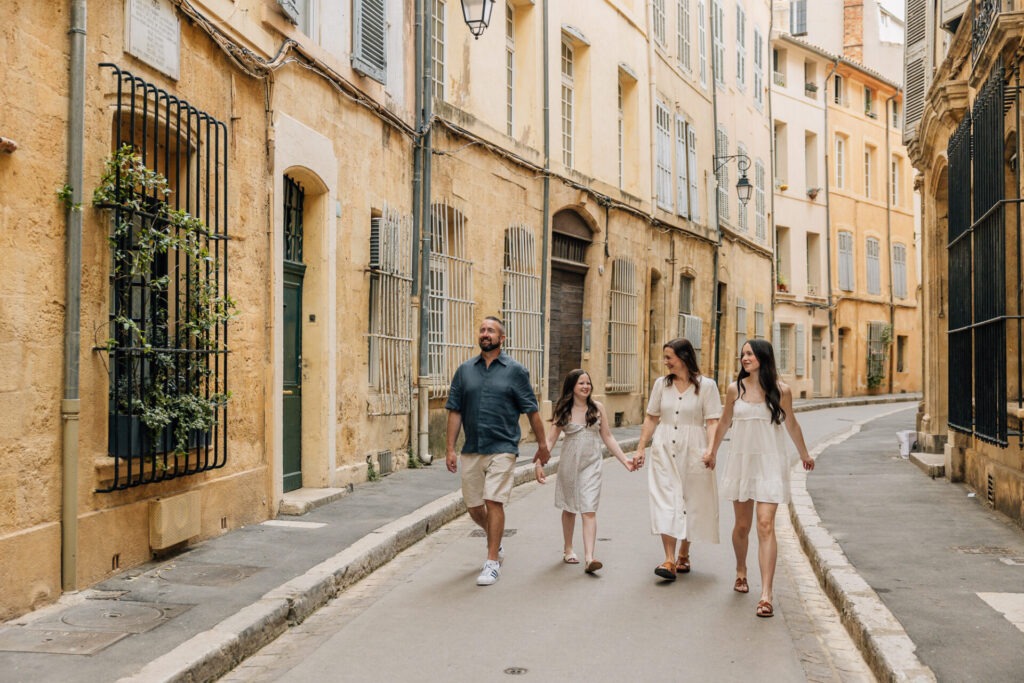 Séance photo famille dans une rue élégante d'Aix-en-Provence
