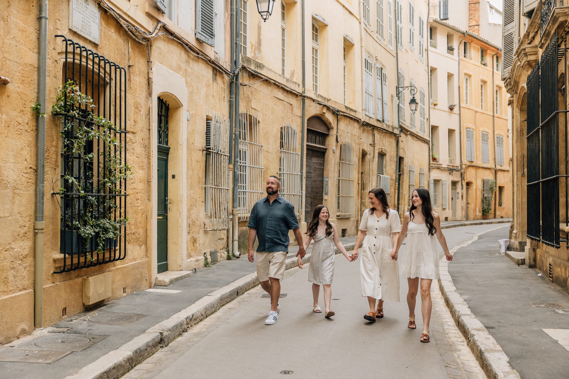 Séance photo famille dans une rue élégante d'Aix-en-Provence