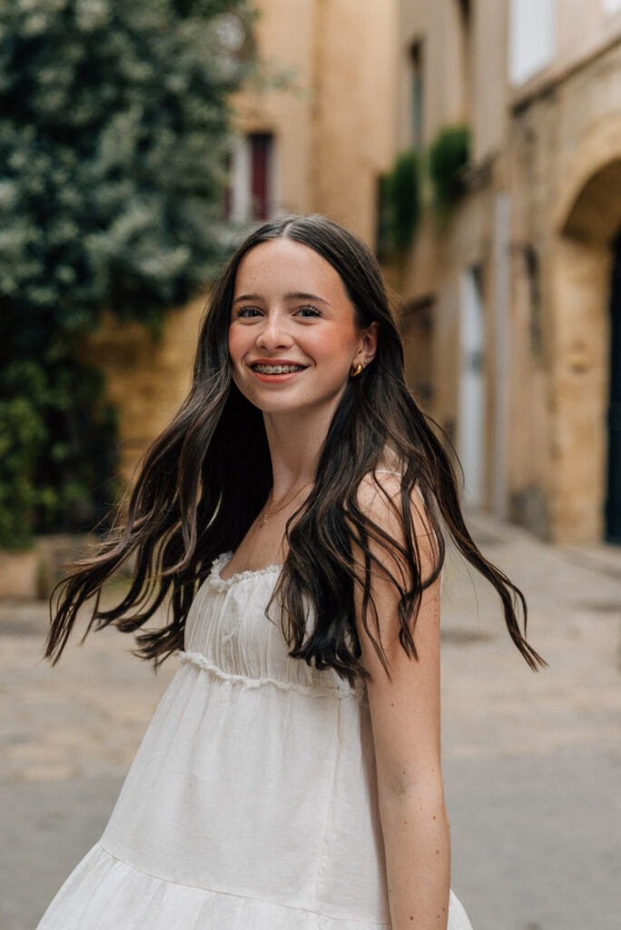portrait d’adolescente dans une rue du centre d’aix en provence lumière douce et façades ocre