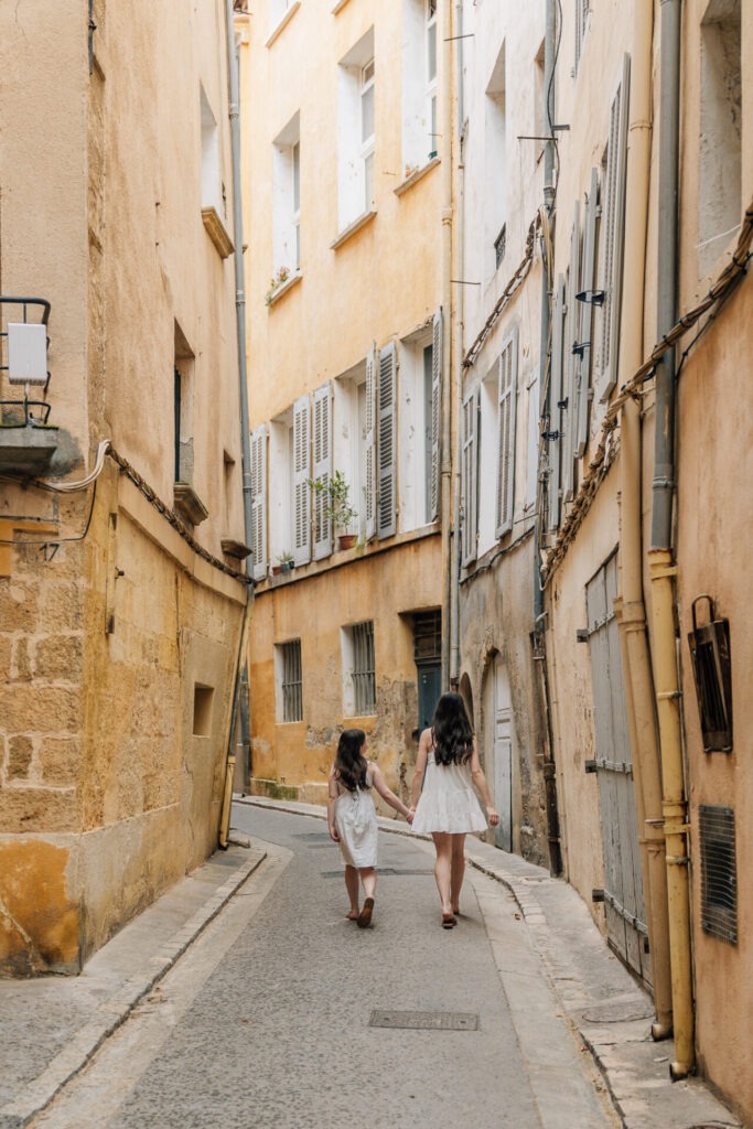 Séance photo famille dans les ruelles d’Aix-en-Provence – Le guide