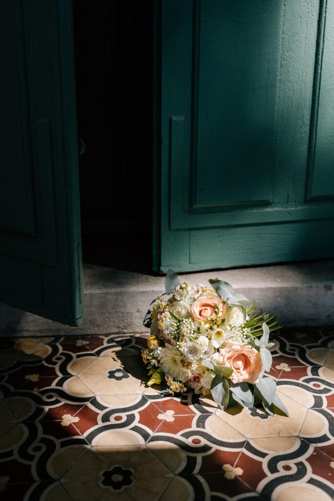 bouquet de mariée posé sur le sol à la bastide de la Toursainte