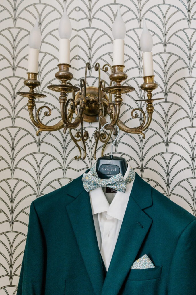 costume Monsieur Gaspard du marié accroché avant les préparatifs du mariage