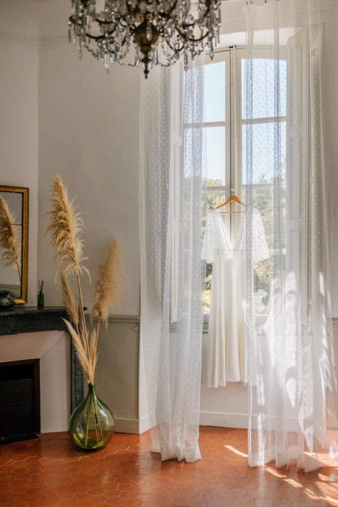 Robe de mariée en lumière naturelle – préparatifs à la bastide de la Toursainte à Marseille