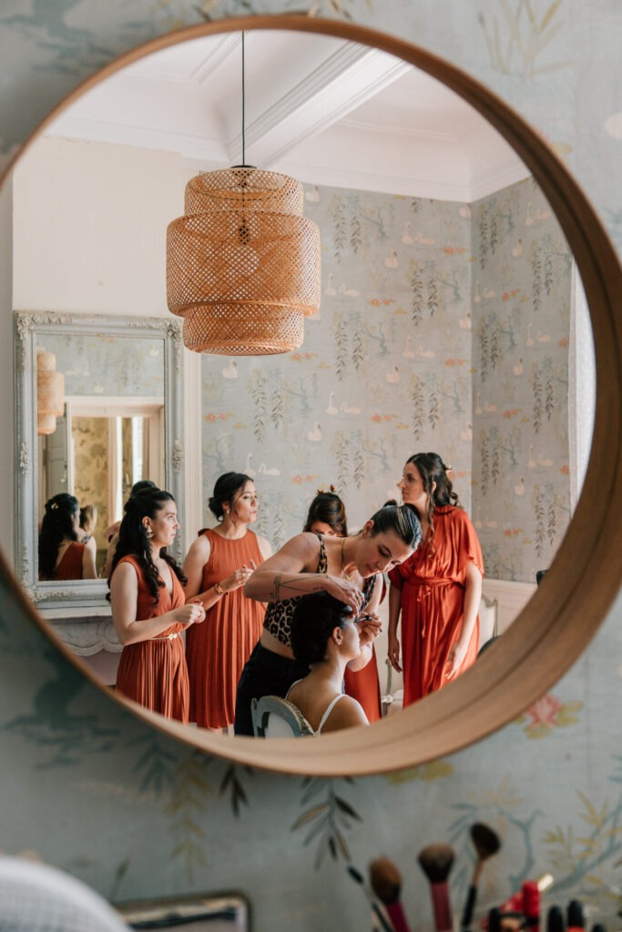 témoins de la mariée se préparant ensemble