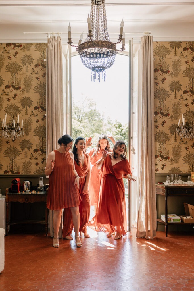 témoins de la mariée près de la fenêtre