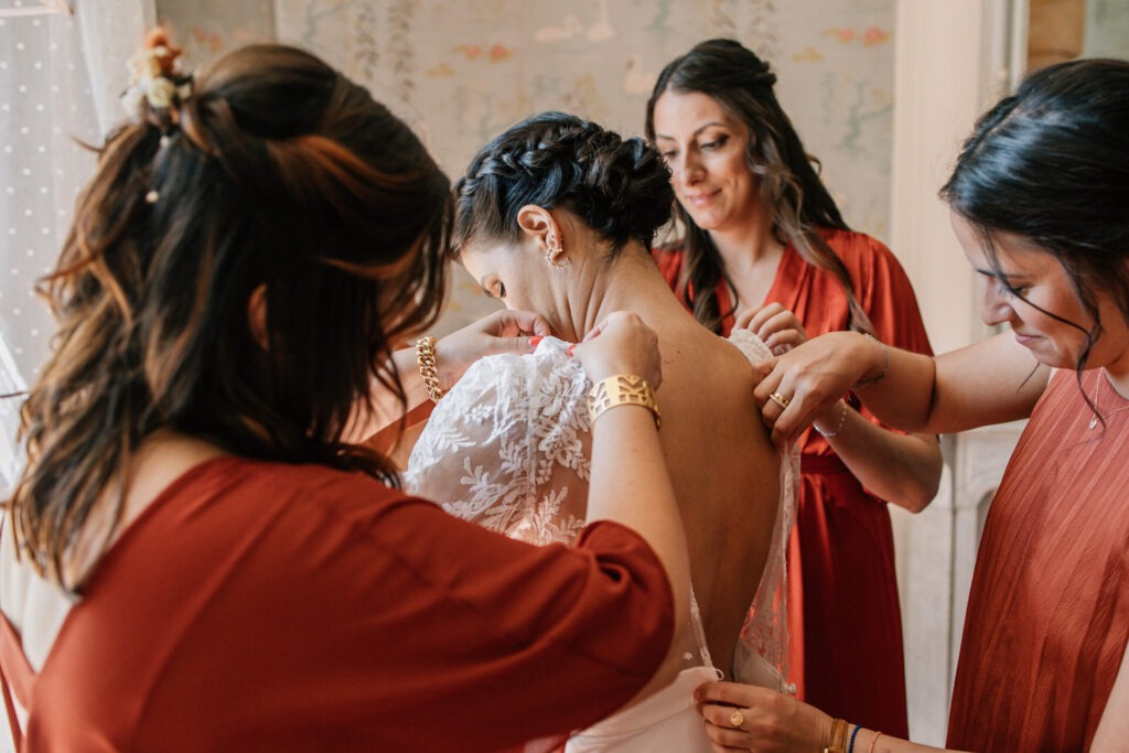habillage de la mariée avec ses témoins