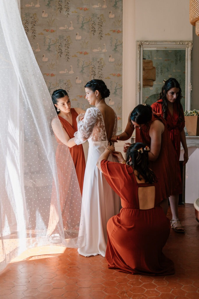 Préparatifs de la mariée entourée de ses proches avant un mariage à la bastide de la Toursainte à Marseille