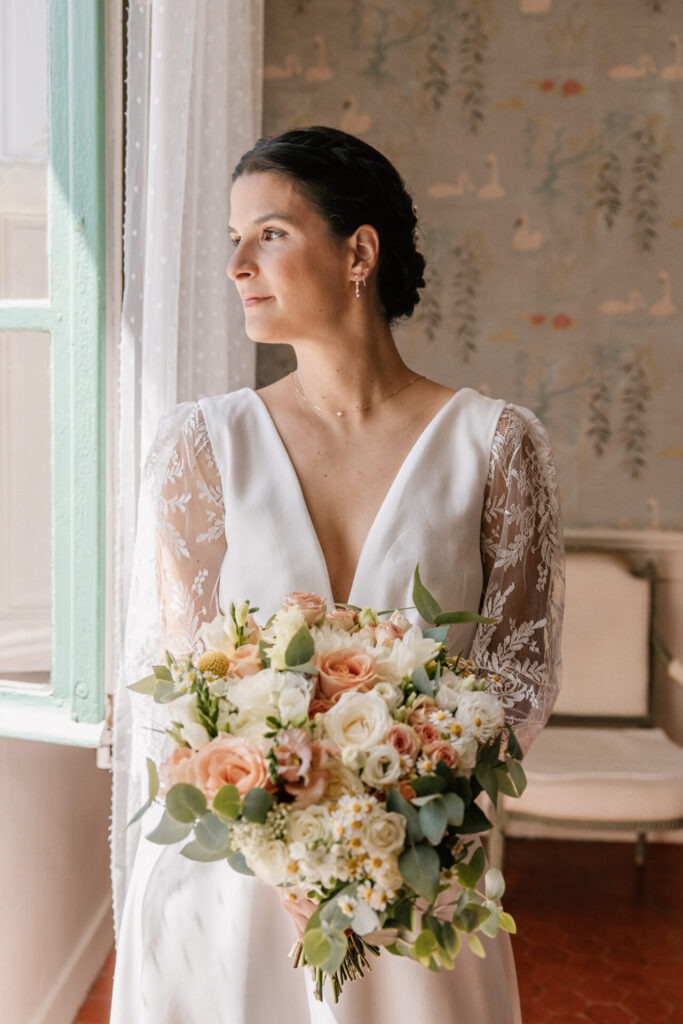 portrait de la mariée avec son bouquet