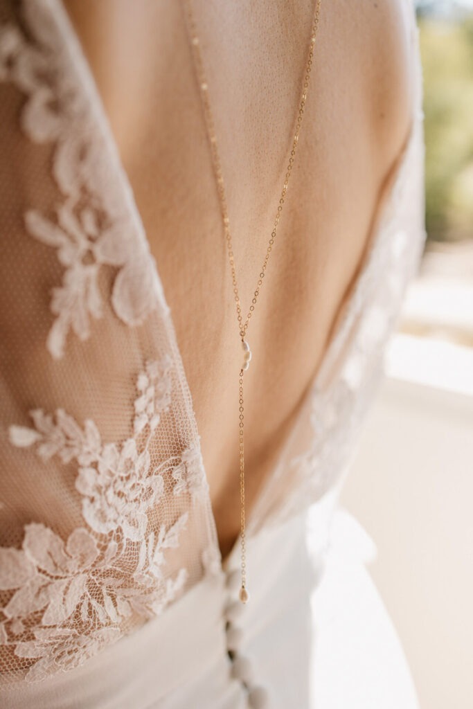 détail du dos de la robe de mariée en dentelle
