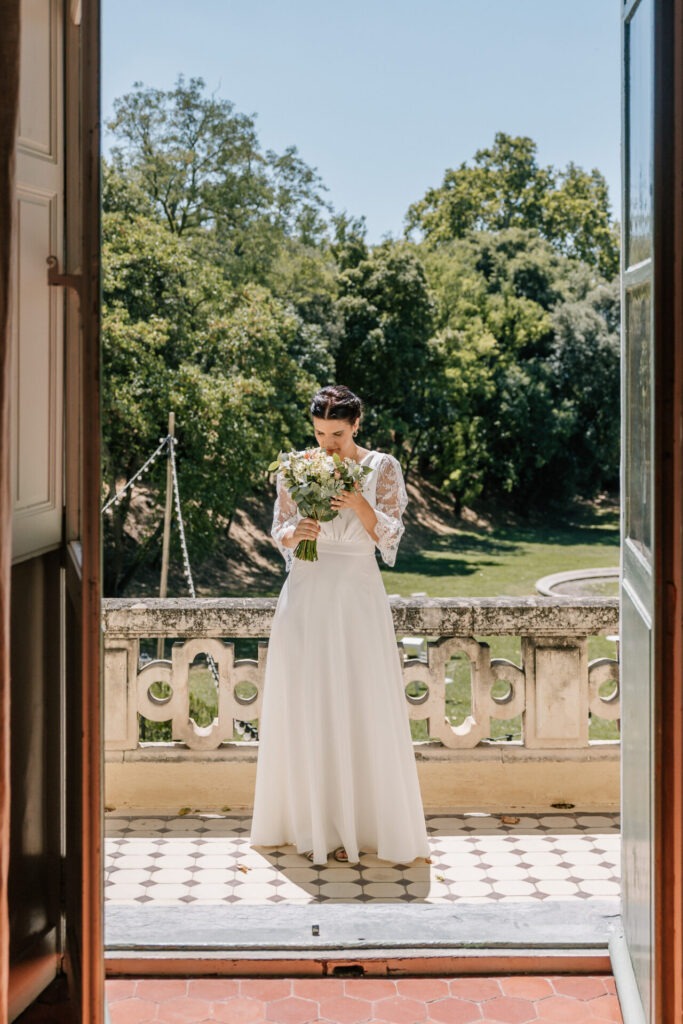 mariée sur le balcon de la bastide de la Toursainte