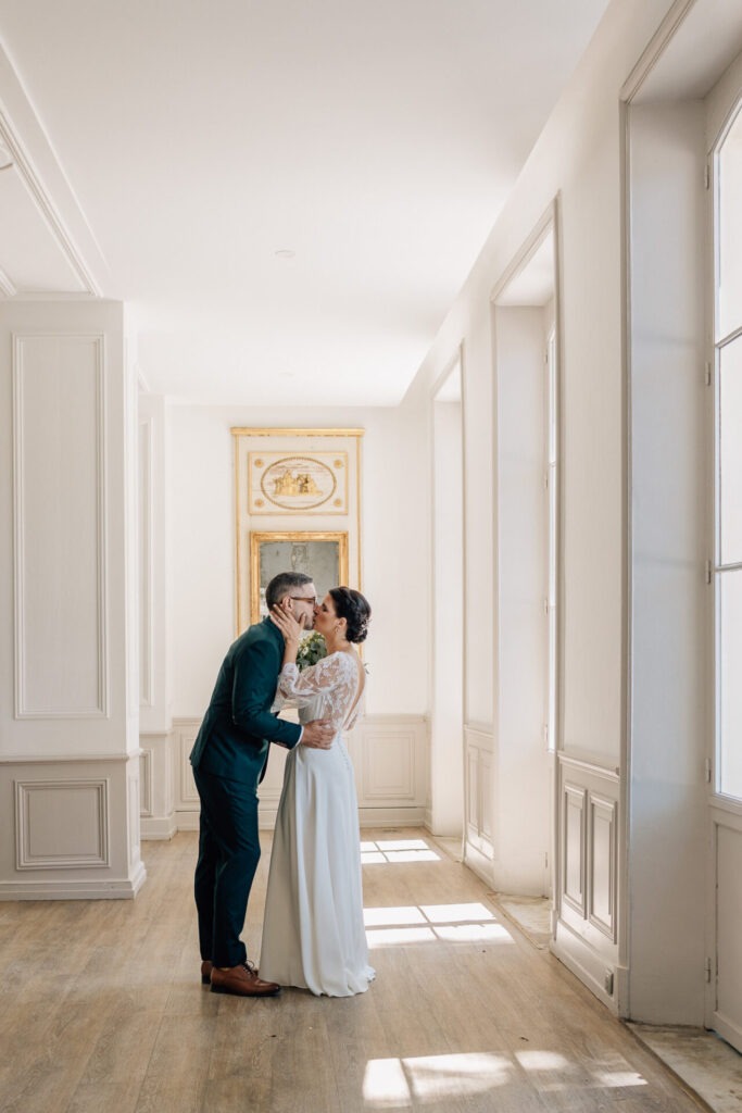 couple de mariés dans un couloir lumineux
