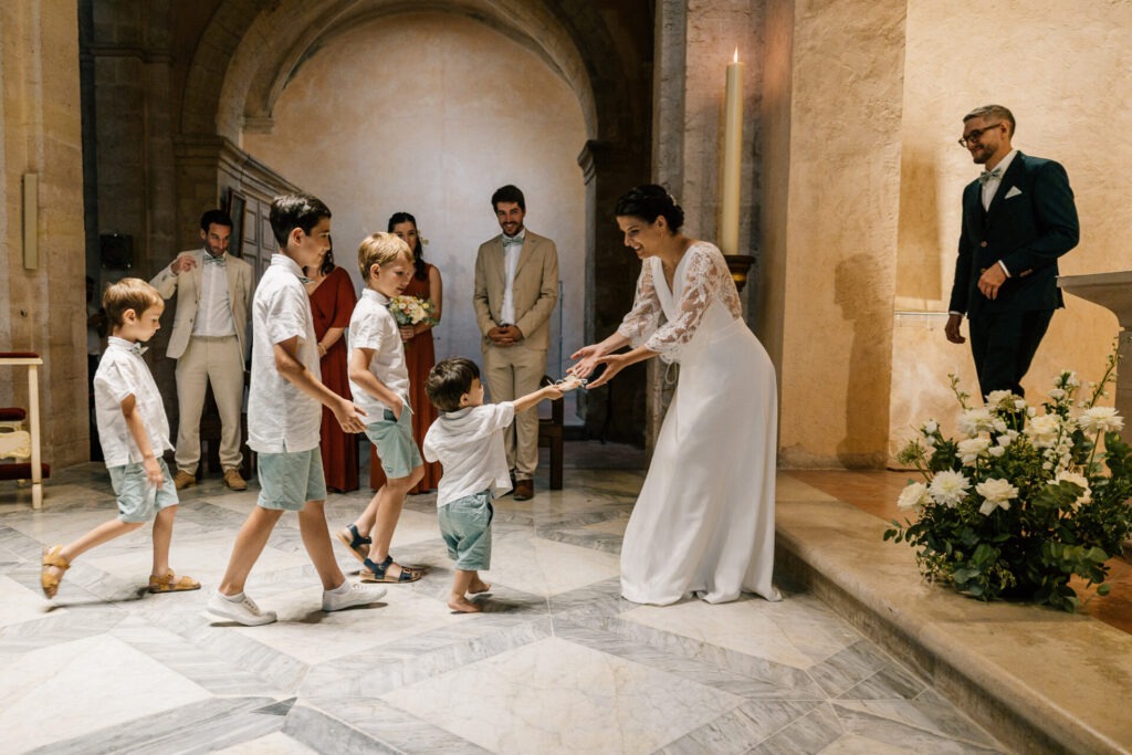 enfant donne les alliances pendant la cérémonie religieuse à l'église