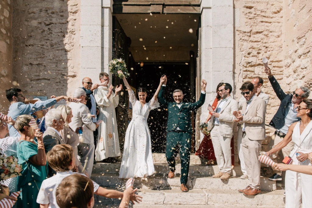 sortie des mariés de l’église Saint-Laurent à Marseille