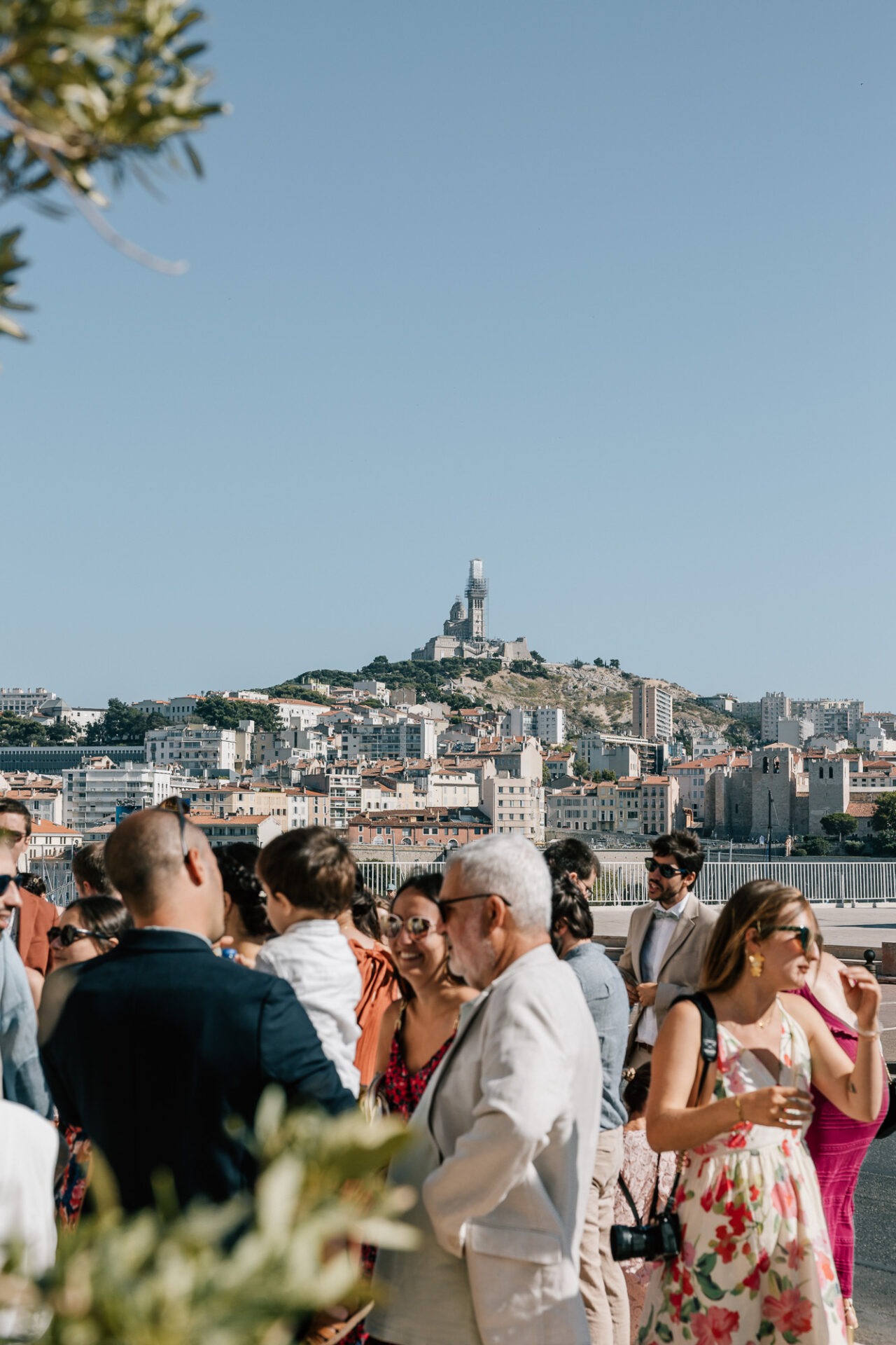 sortie d'église vue sur le Vieux port et Notre Dame de la Garde à Marseille lors d'un mariage
