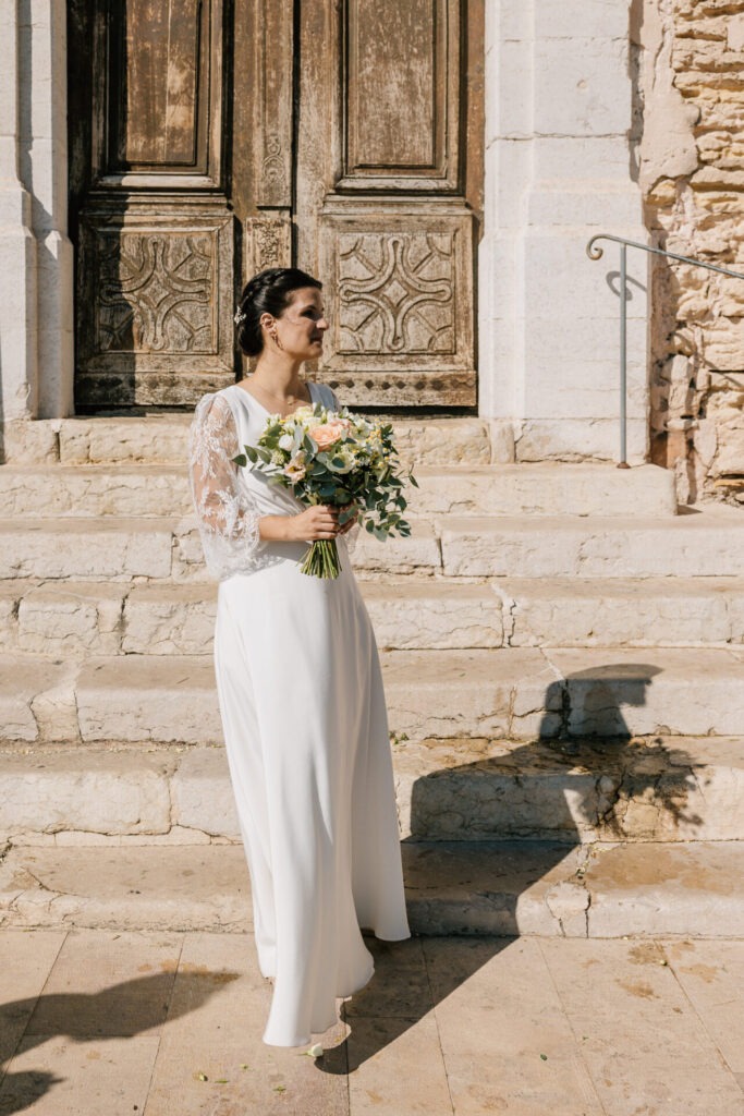 mariée devant l’église Saint-Laurent sur le Vieux-Port de Marseille