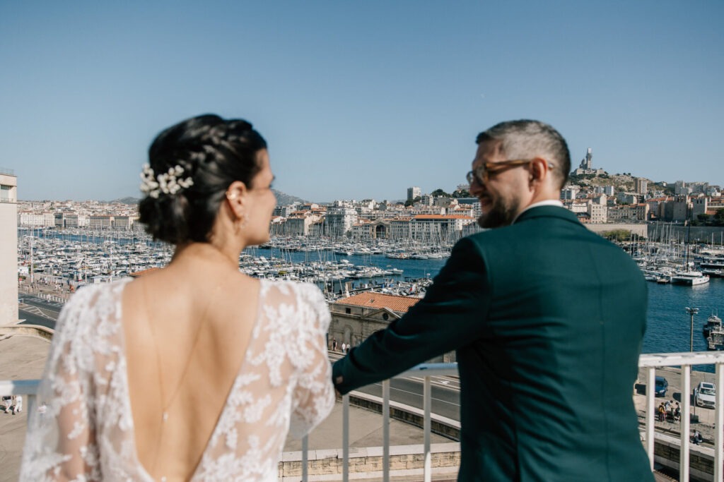 couple de mariés sur le Vieux-Port de Marseille