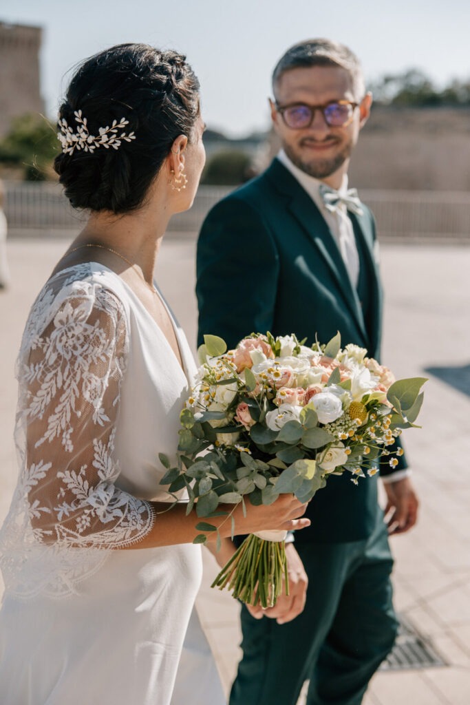 bouquet de mariée pendant la séance photo de couple