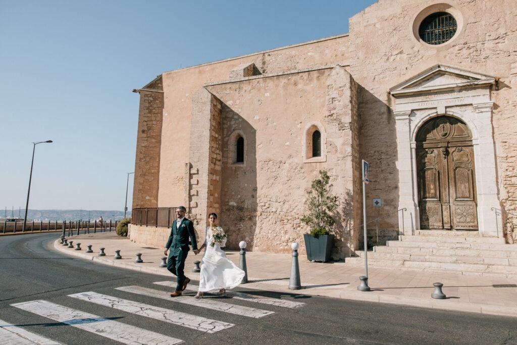 mariés devant l’église Saint-Laurent sur le Vieux-Port de Marseille (13002)