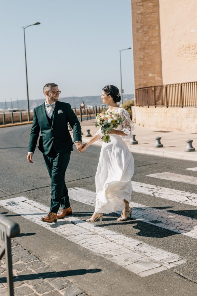 mariés traversant la rue près du Vieux-Port de Marseille