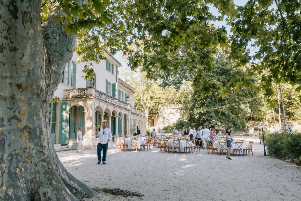 allée ombragée devant la bastide de la Toursainte