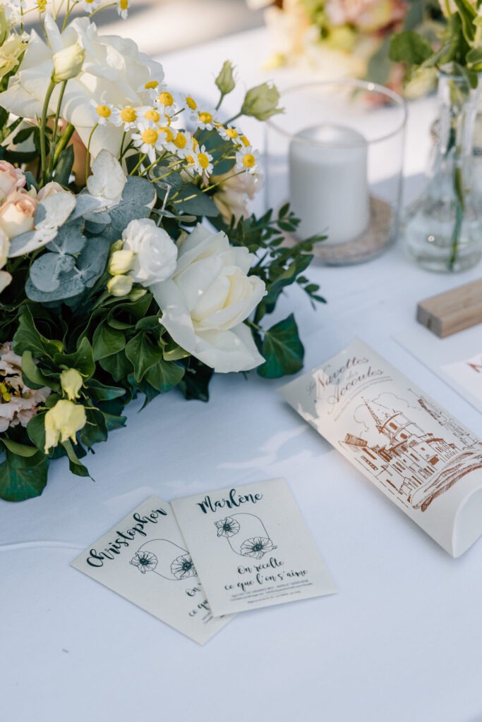 détails de décoration de mariage sur la table