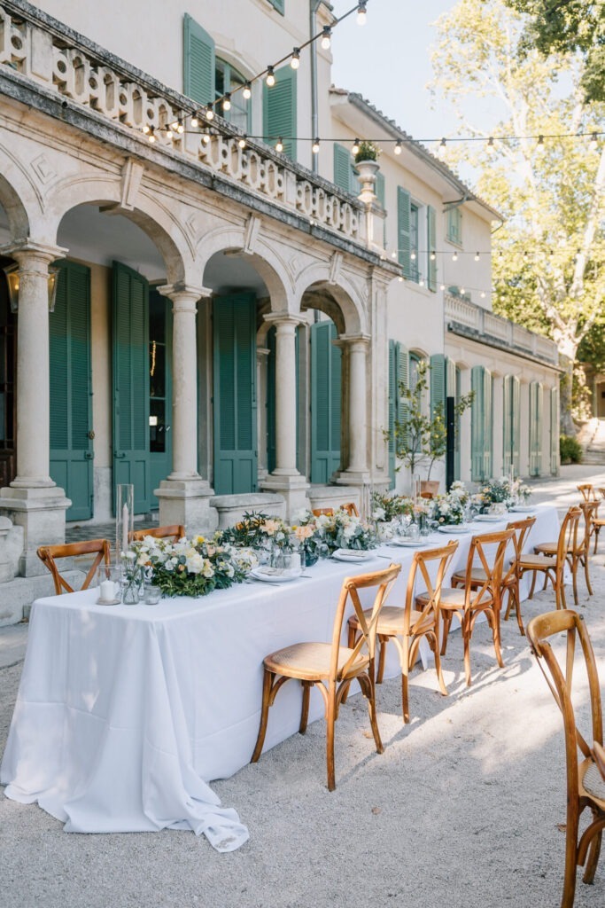 table du dîner installée devant la bastide de la Toursainte