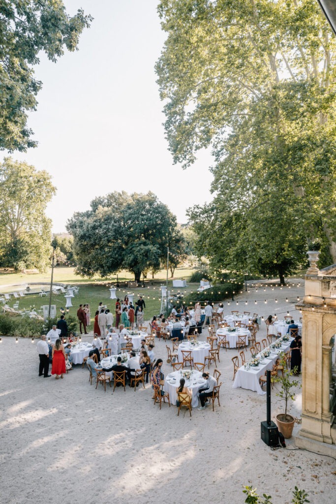 dîner de mariage en extérieur dans le jardin