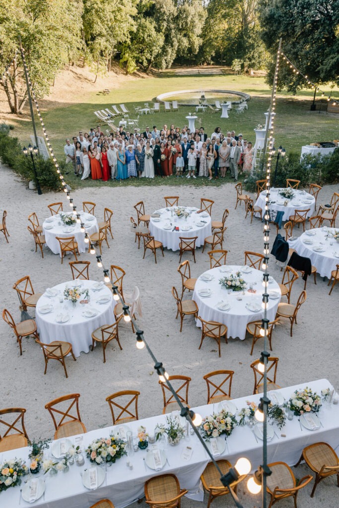 vue du dîner de mariage dans la cour de la bastide