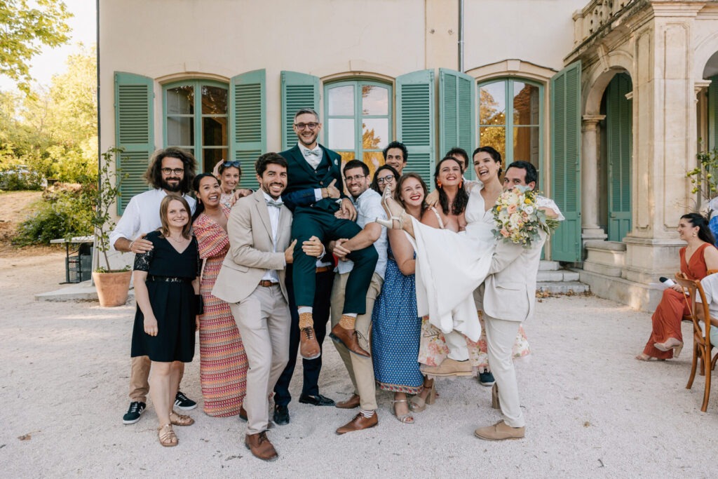 photo de groupe des invités devant la bastide de la Toursainte